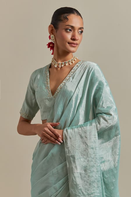 Buy Vinusto Blue Silk Embroidery V-neck Handwoven Saree With Blouse Online at Aza Fashions Buy_Vinusto_Blue Silk Embroidery V-neck Handwoven Saree With Blouse _Online_at_Aza_Fashions