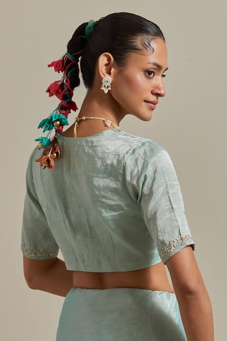 Vinusto Blue Silk Embroidery V-neck Handwoven Saree With Blouse at Aza Fashions Vinusto_Blue Silk Embroidery V-neck Handwoven Saree With Blouse _at_Aza_Fashions