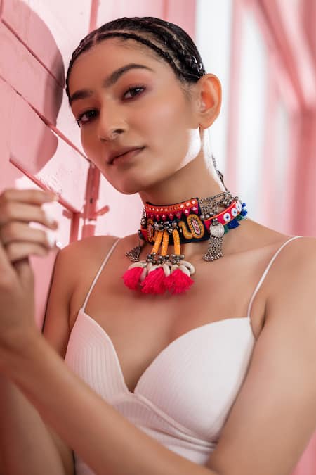 Krutiarts Passie Thread Embellished Choker 