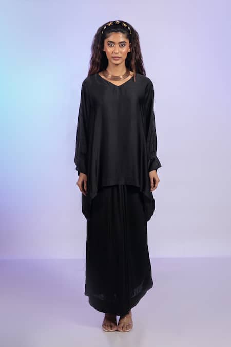 Vishwa By Pinki Sinha_Black Satin V-neck Kaftan Top And Lungi Skirt Set _Online_at_Aza_Fashions