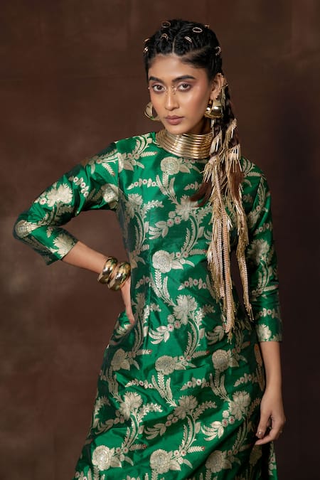 Vishwa By Pinki Sinha_Green Silk Round Neck Banarasi Floral Woven Kurta Set _Online_at_Aza_Fashions