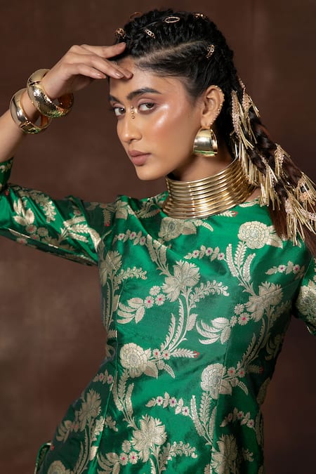 Buy_Vishwa By Pinki Sinha_Green Silk Round Neck Banarasi Floral Woven Kurta Set _Online_at_Aza_Fashions