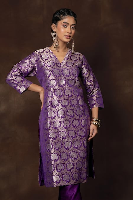 Vishwa By Pinki Sinha_Purple Silk V-neck Floral Blossom Woven Kurta With Pant _Online_at_Aza_Fashions