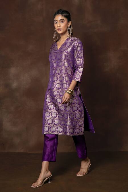 Vishwa By Pinki Sinha_Purple Silk V-neck Floral Blossom Woven Kurta With Pant _at_Aza_Fashions