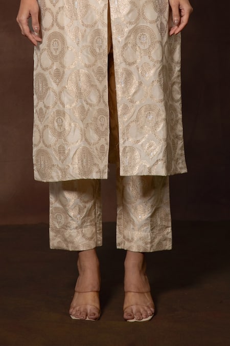 Vishwa By Pinki Sinha White Silk Embroidery Collared Woven Floral Wreath Kurta Set Online at Aza Fashions Vishwa By Pinki Sinha_White Silk Embroidery Collared Woven Floral Wreath Kurta Set _Online_at_Aza_Fashions