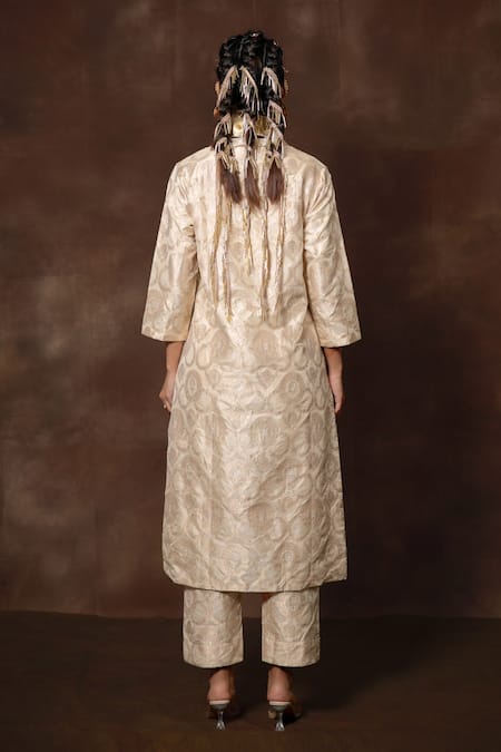 Vishwa By Pinki Sinha Woven Floral Wreath Kurta Set 