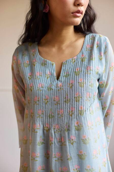 Juanita By Shubhda_Blue Chanderi Split V-neck Printed Kurta Set _at_Aza_Fashions