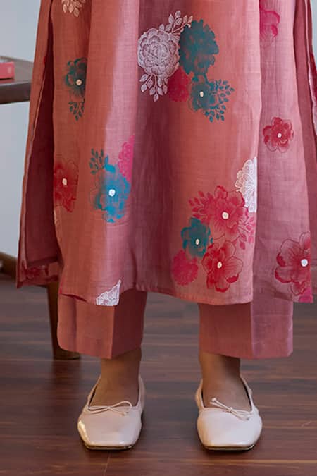 Juanita By Shubhda Pink Chanderi Embroidery Split V-neck Floral Printed Kurta Set Online at Aza Fashions Juanita By Shubhda_Pink Chanderi Embroidery Split V-neck Floral Printed Kurta Set _Online_at_Aza_Fashions