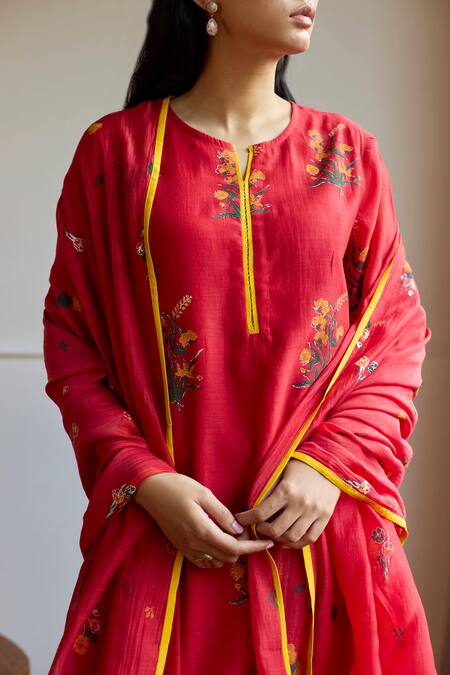 Juanita By Shubhda_Red Chanderi Embroidery Split V-neck Floral Block Printed Kurta Set _at_Aza_Fashions