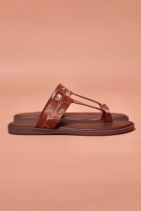 Buy_Dmodot_Brown Leather Embroidery Pelle Chocro Ricamo Kolhapuri Flats _Online_at_Aza_Fashions