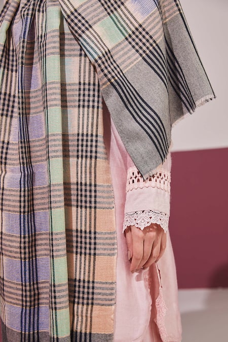 Shop SHAZA Black Reversible Zari Handloom Stole at Aza Fashions Shop_SHAZA_Black Reversible Zari Handloom Stole _at_Aza_Fashions