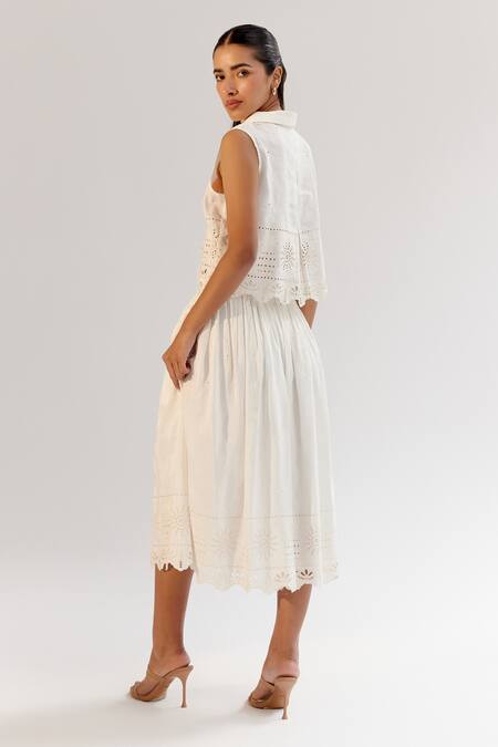 Buy_NOIB_White Linen, Lycra Embroidery Collared Schiffli Shirt 
