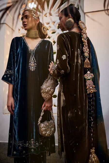 Buy_Saahiil Kapoor_Green Velvet Sequins, Beads V-neck Antara Zardozi Embroidered Kurta With Pant _Online_at_Aza_Fashions