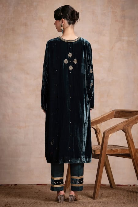 Saahiil Kapoor Aqsa Aari Embroidered Velvet Kurta Set 