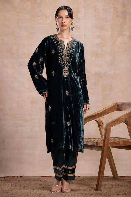 Saahiil Kapoor_Green Velvet, Cotton, Organza Embroidery Split V-neck Aqsa Aari Kurta Set _Online_at_Aza_Fashions