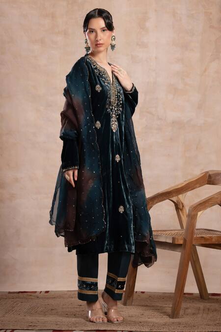 Buy_Saahiil Kapoor_Green Velvet, Cotton, Organza Embroidery Split V-neck Aqsa Aari Kurta Set _Online_at_Aza_Fashions
