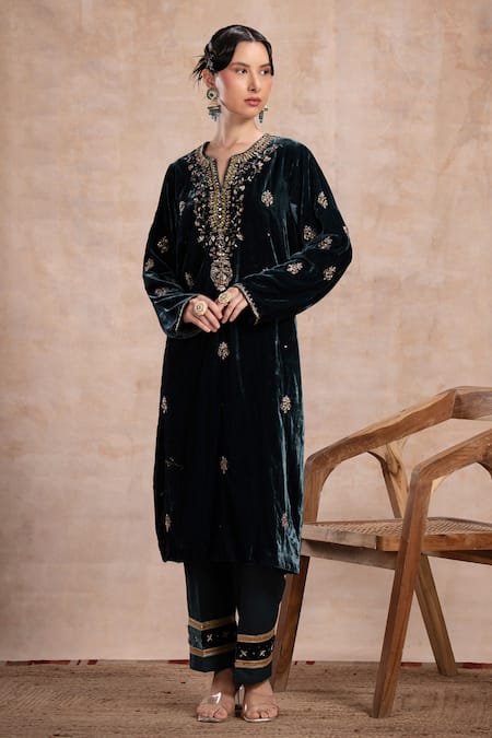 Shop_Saahiil Kapoor_Green Velvet, Cotton, Organza Embroidery Split V-neck Aqsa Aari Kurta Set _Online_at_Aza_Fashions
