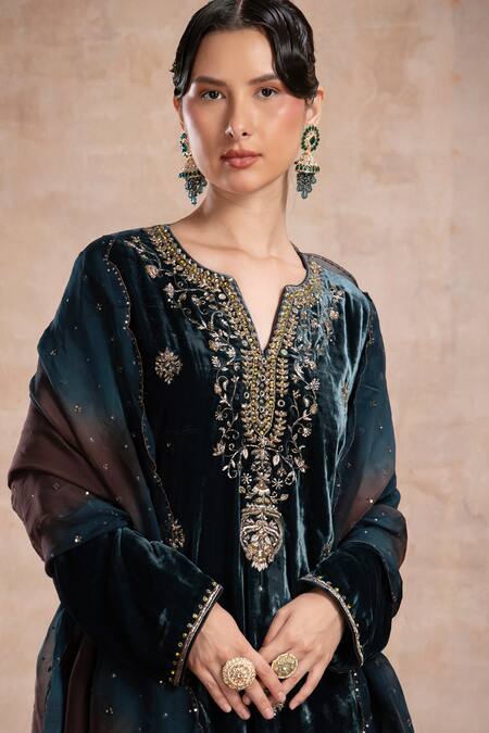 Saahiil Kapoor_Green Velvet, Cotton, Organza Embroidery Split V-neck Aqsa Aari Kurta Set _at_Aza_Fashions
