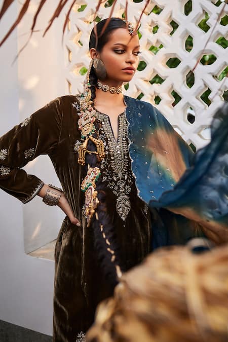 Saahiil Kapoor Gold Velvet, Cotton, Organza Cut Work, Embroidery Split Aqsa Zardozi Kurta Set Online at Aza Fashions Saahiil Kapoor_Gold Velvet, Cotton, Organza Cut Work, Embroidery Split Aqsa Zardozi Kurta Set _Online_at_Aza_Fashions