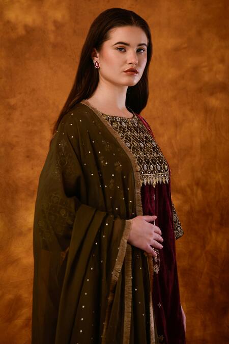 Saahiil Kapoor Maroon Velvet, Organza Sequins, Zari, Embroidery Round Neck Gulnaaz Kurta Set at Aza Fashions Saahiil Kapoor_Maroon Velvet, Organza Sequins, Zari, Embroidery Round Neck Gulnaaz Kurta Set _at_Aza_Fashions