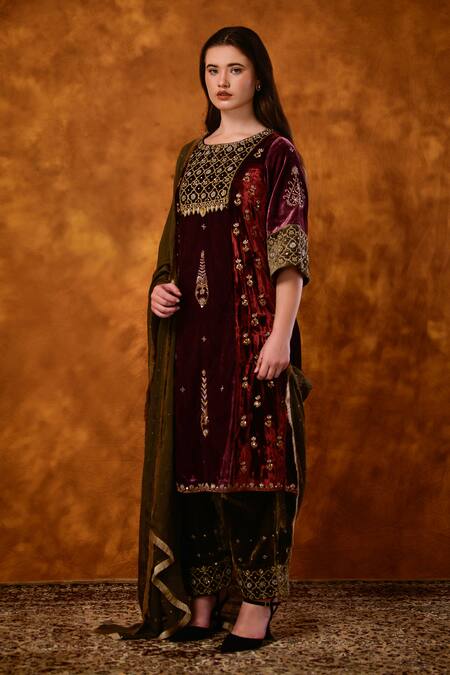 Buy Saahiil Kapoor Maroon Velvet, Organza Sequins, Zari, Embroidery Round Neck Gulnaaz Kurta Set Buy_Saahiil Kapoor_Maroon Velvet, Organza Sequins, Zari, Embroidery Round Neck Gulnaaz Kurta Set