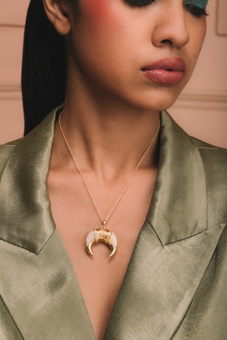 Ode Jewels Gold Onyx Pendant Necklace 