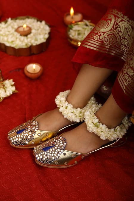 5Elements Gold Peacock Motif Juttis 