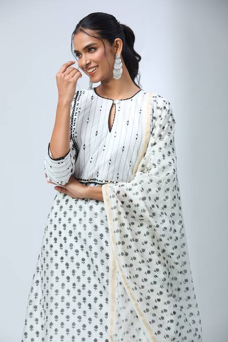 Shop Kalakaari By Sagarika Off White Cotton, Chanderi Silk Lace, Mirrors, Embroidery Floral Kurta Set Online at Aza Fashions Shop_Kalakaari By Sagarika_Off White Cotton, Chanderi Silk Lace, Mirrors, Embroidery Floral Kurta Set _Online_at_Aza_Fashions
