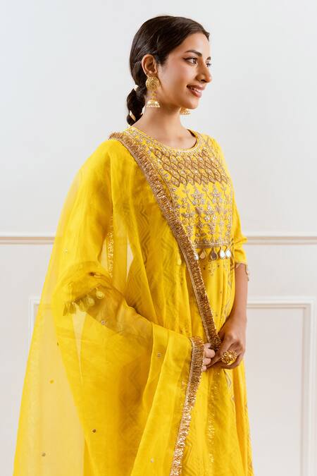 Buy_Rivaaj Clothing_Yellow Modal Gota Patti, Zari Round Neck Chevron Print Kurta Set _Online_at_Aza_Fashions