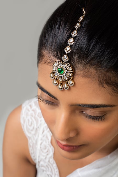 Zevar King Green Antique Gold Plated Heart Shaped Maangtikka Online at Aza Fashions Zevar King_Green Antique Gold Plated Heart Shaped Maangtikka _Online_at_Aza_Fashions
