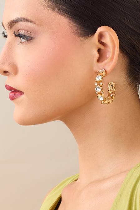 Buy_Just Shradhas_Gold Plated Gota Patti Kundan Stone Embellished Hoops 