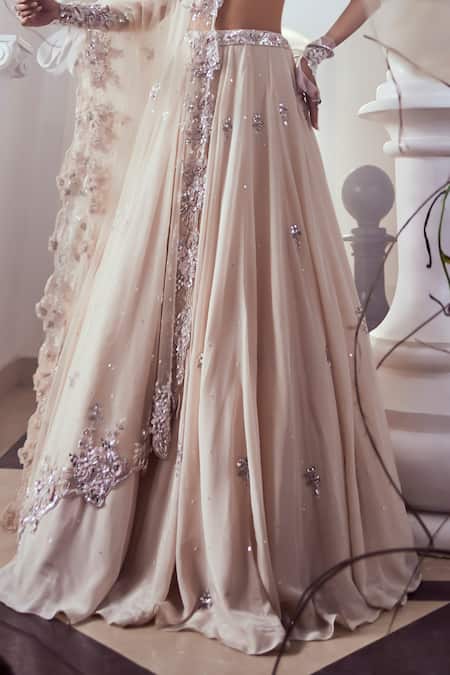 Buy_Swish By Dolcy And Simran_Peach Net, Crepe Sequins, Cut Work V-neck Petal Bloom Embroidered Lehenga Set _Online_at_Aza_Fashions