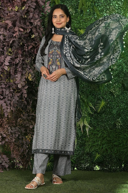 Mamicha Gray Cotton Print Geometric Round Grey Embroidered Kurta Set With Dupatta 