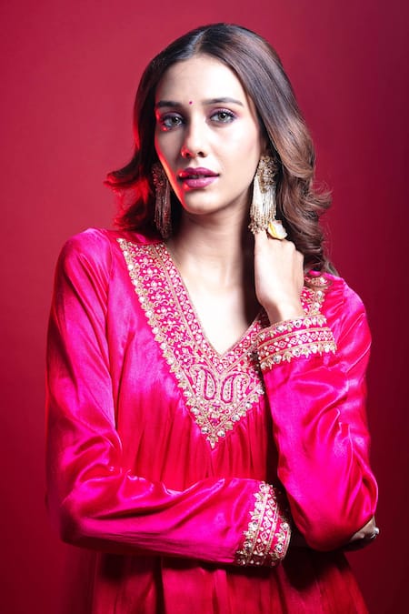 Aavya_Pink Gingham, Silk Embroidery V-neck Paisley Kurta Pant Set _Online_at_Aza_Fashions