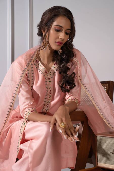 Buy_Aavya_Peach Chanderi Embroidery V-neck Vine Kurta Set _Online_at_Aza_Fashions