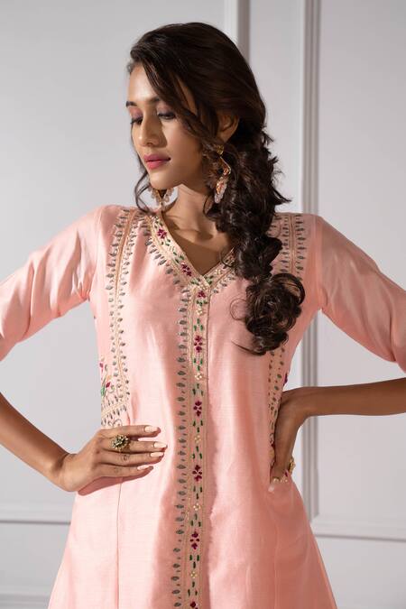 Aavya_Peach Chanderi Embroidery V-neck Vine Kurta Set _at_Aza_Fashions