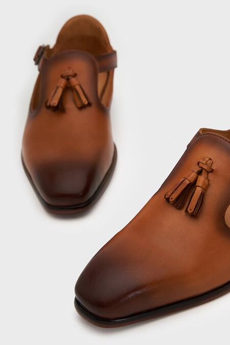 Nauvab Brown Plain Bagh Buckle Detail Leather Shoes at Aza Fashions Nauvab_Brown Plain Bagh Buckle Detail Leather Shoes _at_Aza_Fashions