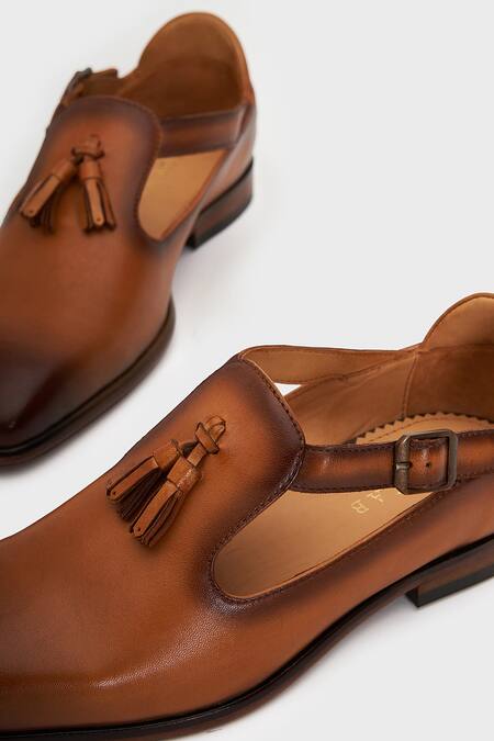 Buy Nauvab Brown Plain Bagh Buckle Detail Leather Shoes Buy_Nauvab_Brown Plain Bagh Buckle Detail Leather Shoes