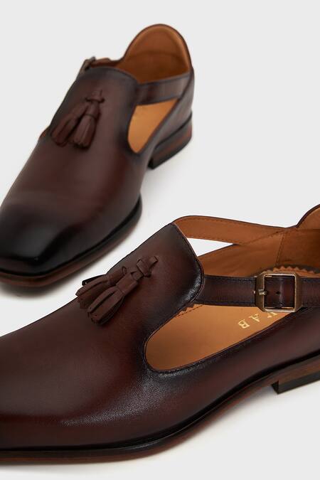 Nauvab_Brown Plain Leather Bagh Shoes _at_Aza_Fashions