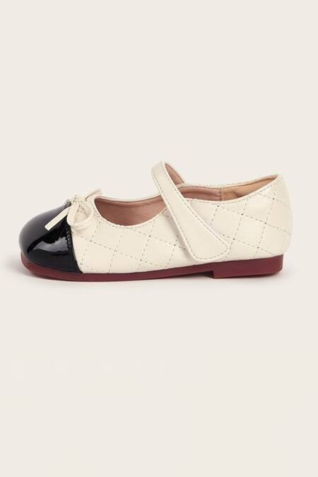Ninobello Beige Quilted Pattern Knotted Bellies Online at Aza Fashions Ninobello_Beige Quilted Pattern Knotted Bellies _Online_at_Aza_Fashions