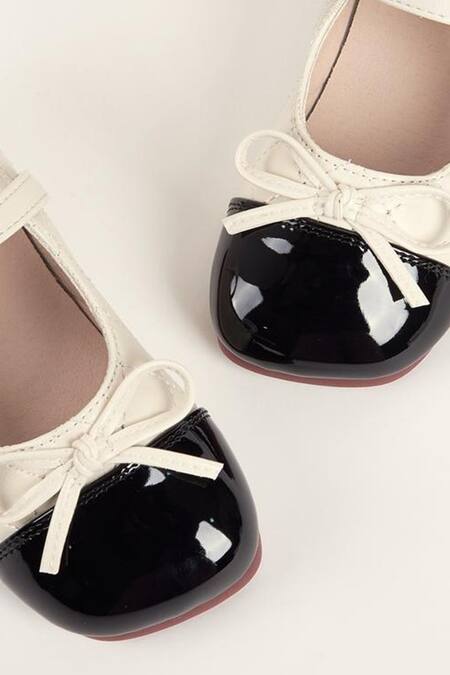 Buy Ninobello Beige Quilted Pattern Knotted Bellies Online at Aza Fashions Buy_Ninobello_Beige Quilted Pattern Knotted Bellies _Online_at_Aza_Fashions