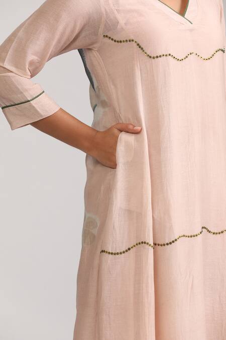 Trendy Tokari_Peach Silk, Chanderi Embroidery, Sequins V-neck Floral Kurta Set _Online_at_Aza_Fashions