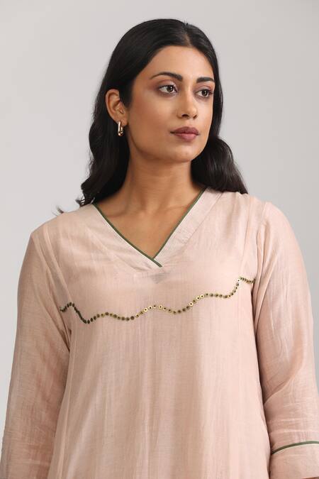 Shop_Trendy Tokari_Peach Silk, Chanderi Embroidery, Sequins V-neck Floral Kurta Set _Online_at_Aza_Fashions