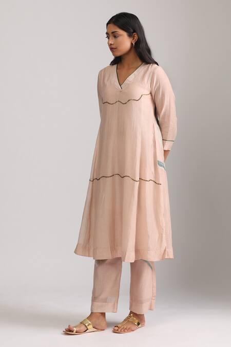 Trendy Tokari_Peach Silk, Chanderi Embroidery, Sequins V-neck Floral Kurta Set _at_Aza_Fashions
