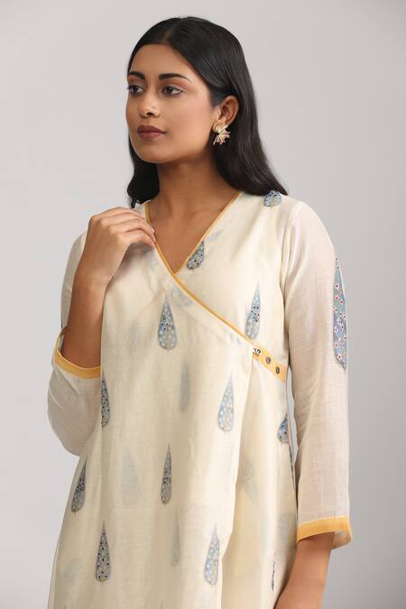 Trendy Tokari_Ivory Silk, Chanderi Embroidery, Sequins V-neck Floral Leaf Kurta Set _Online_at_Aza_Fashions
