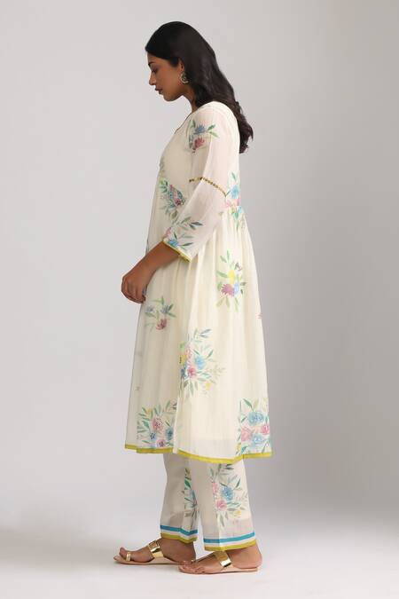 Buy_Trendy Tokari_Ivory Silk, Chanderi Sequins, Embroidery V-neck Bloom Print Kurta Set _Online_at_Aza_Fashions