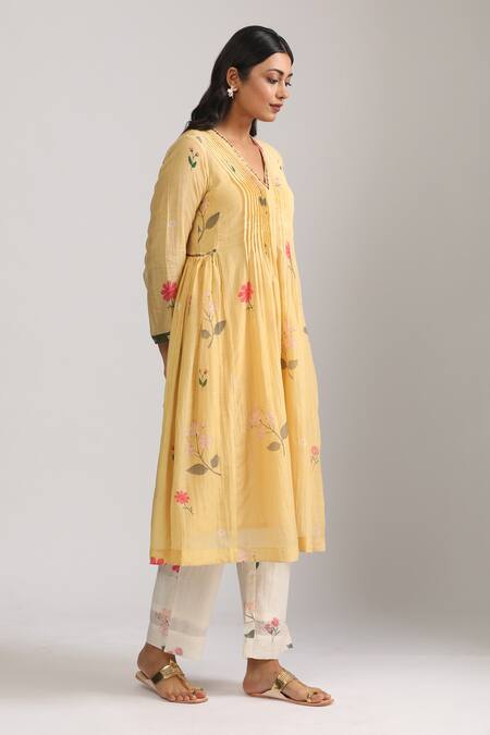 Buy_Trendy Tokari_Yellow Silk, Chanderi Embroidery, Sequins V-neck Floral Kurta Set _Online_at_Aza_Fashions