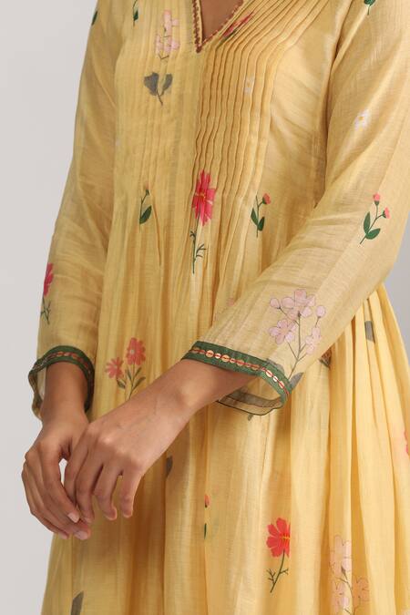 Trendy Tokari_Yellow Silk, Chanderi Embroidery, Sequins V-neck Floral Kurta Set _at_Aza_Fashions