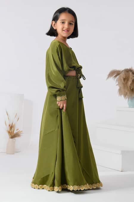 Bannhi By Priyanka Rathore_Green Crepe Embroidery Floral Embellished Hem Lehenga And Blouse _Online_at_Aza_Fashions