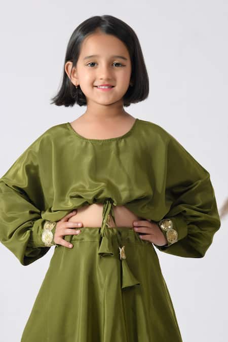 Bannhi By Priyanka Rathore_Green Crepe Embroidery Floral Embellished Hem Lehenga And Blouse _at_Aza_Fashions